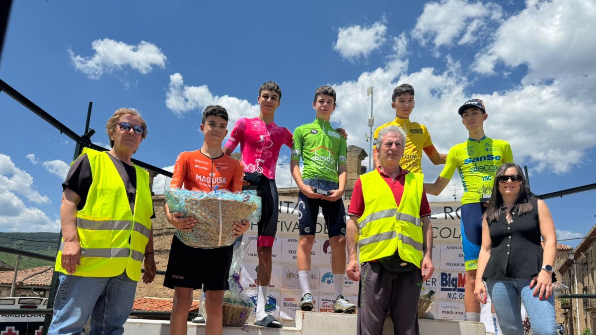 Vencedores y autoridades en el IX Festival de Ciclismo Cadete de El Royo.