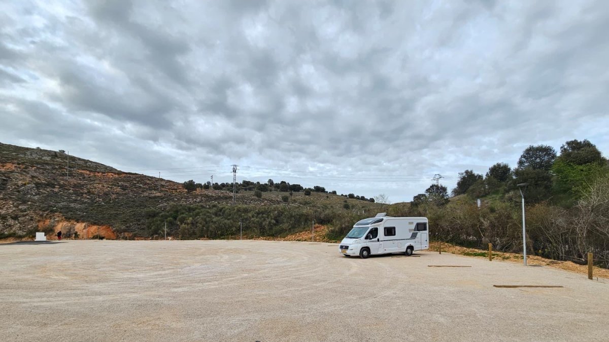 El aparcamiento de autocaravanas en el espacio de la antigua depuradora.