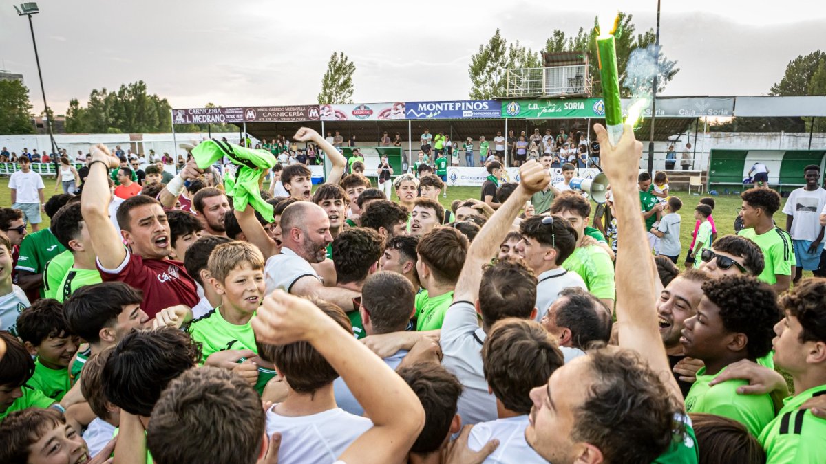 Afición y jugadores del San José celebran el triunfo ante La Bañeza.