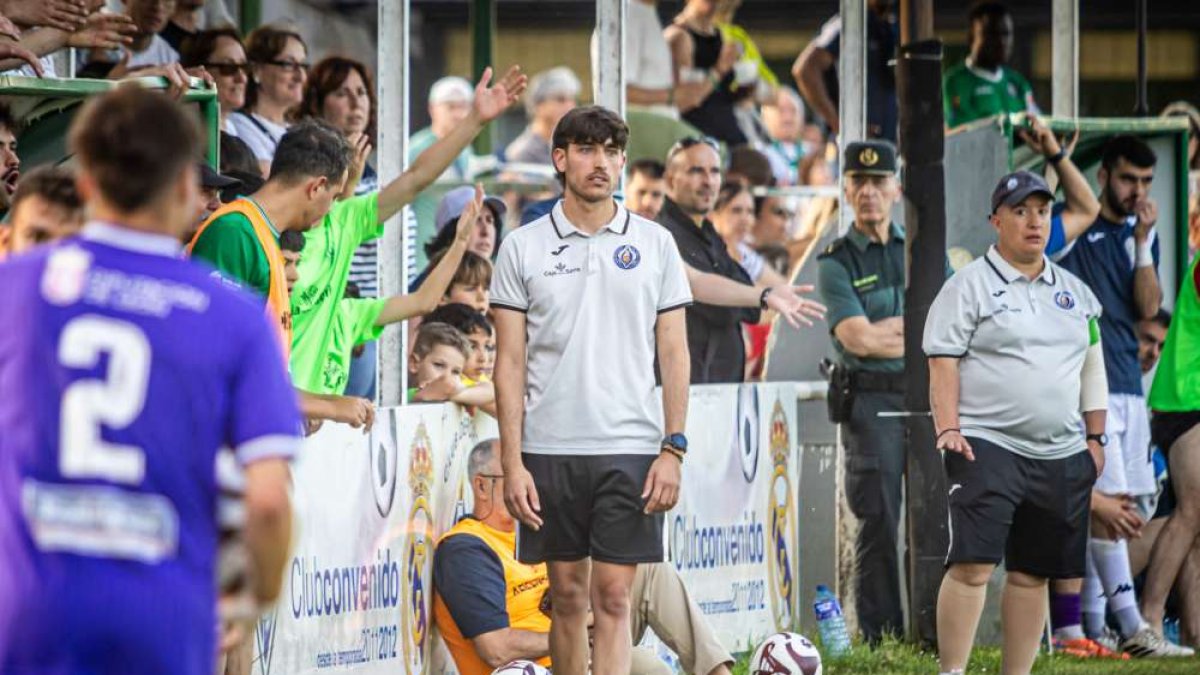 Carlos Carramiñana en la banda durante el partido ante La Bañeza.