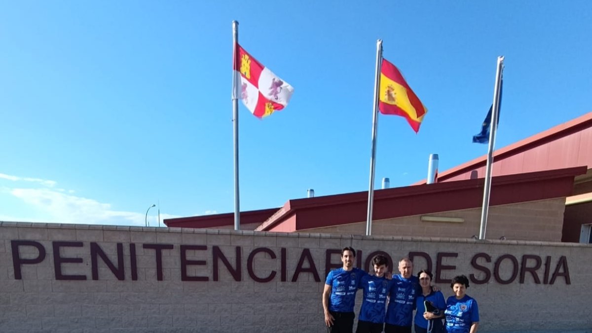 Los integrantes del Club Tenis de Mesa Soriano a las puertas del Centro Penitenciario.