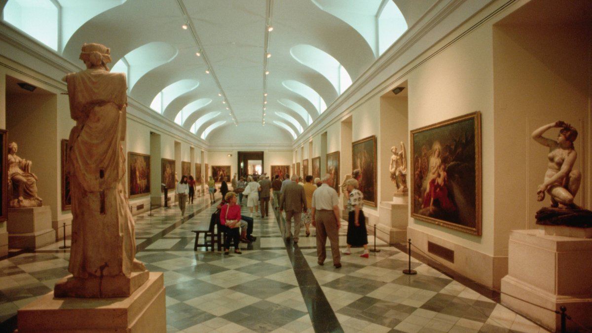 Una de las galerías del Museo del Prado, la pinacoteca madrileña que conserva el fresco medieval del oso procedente de San Baudelio, en Soria.