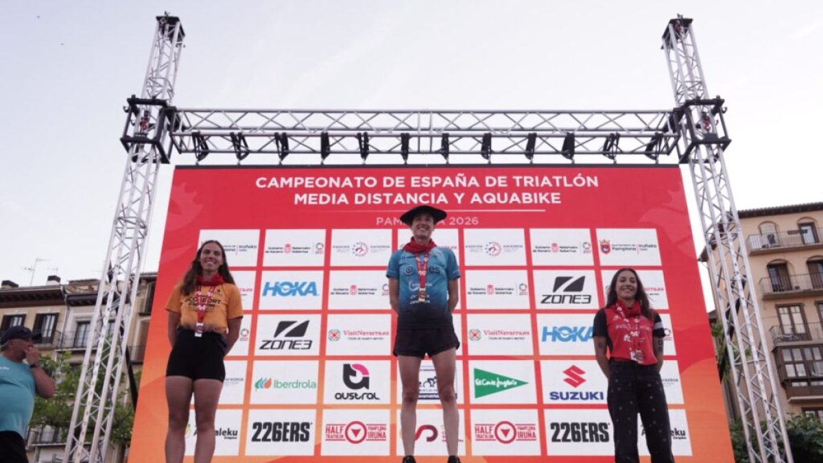 Marina Muñoz en el pódium del Campeonato de España de Triatlón de Media Distancia.