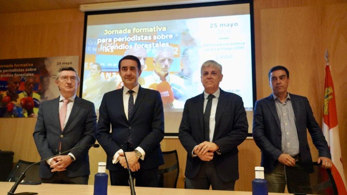 El consejero de Medio Ambiente, Vivienda y Ordenación del Territorio, Juan Carlos Suárez-Quiñones, inaugura una jornada formativa para medios de comunicación en materia de incendios forestales.