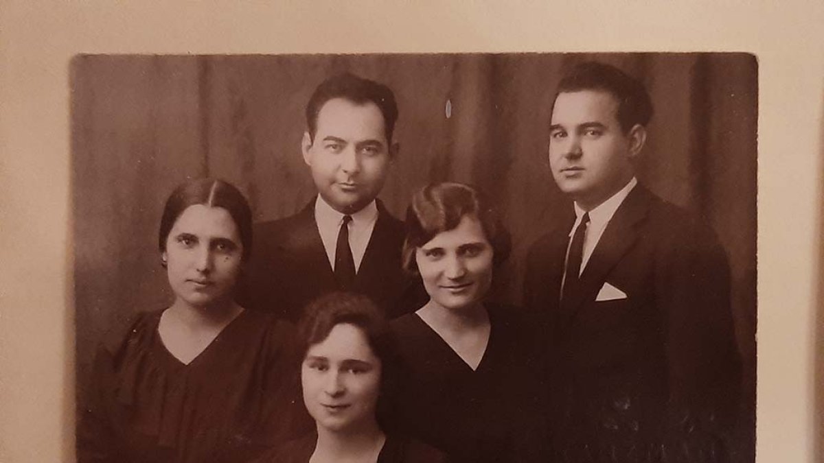 Juan Foronda, en el centro, junto a su mujer (abajo) y sus tres hermanos.