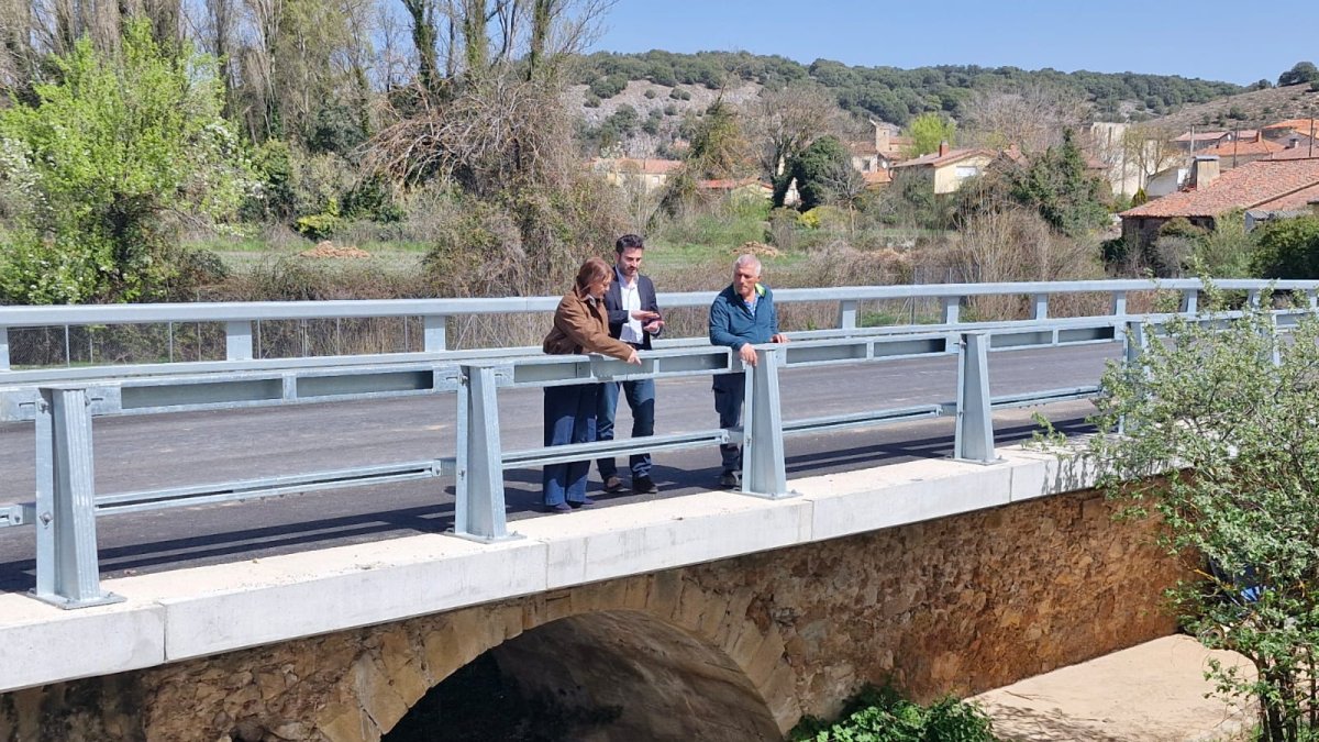 El puente sobre el río Izana permite ahora que se crucen dos vehículos.