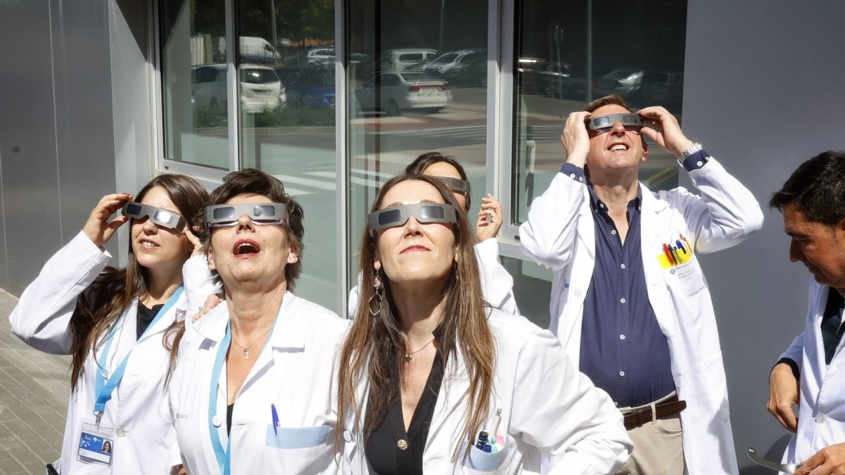 Sanitarios con las gafas adecuadas para mirar al sol, en la presentación de la campaña.