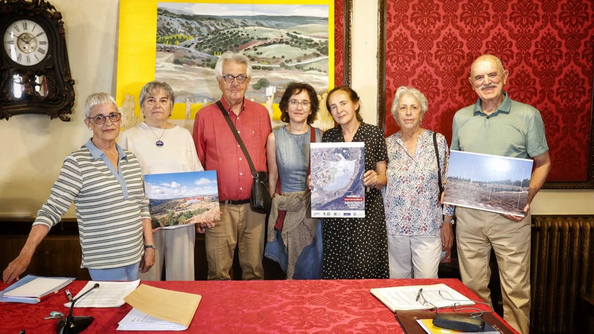 Representantes de las asociaciones durante la rueda de prensa en el Casino.