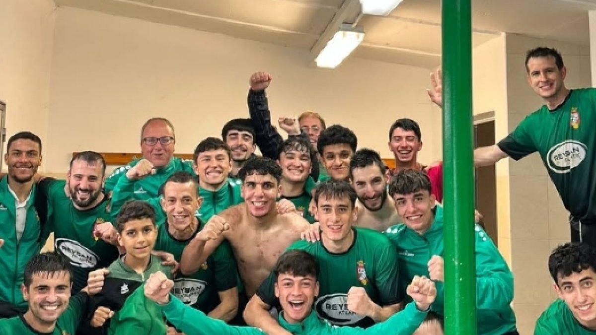 La plantilla de la S.D. Ágreda celebra un triunfo en el vestuario.