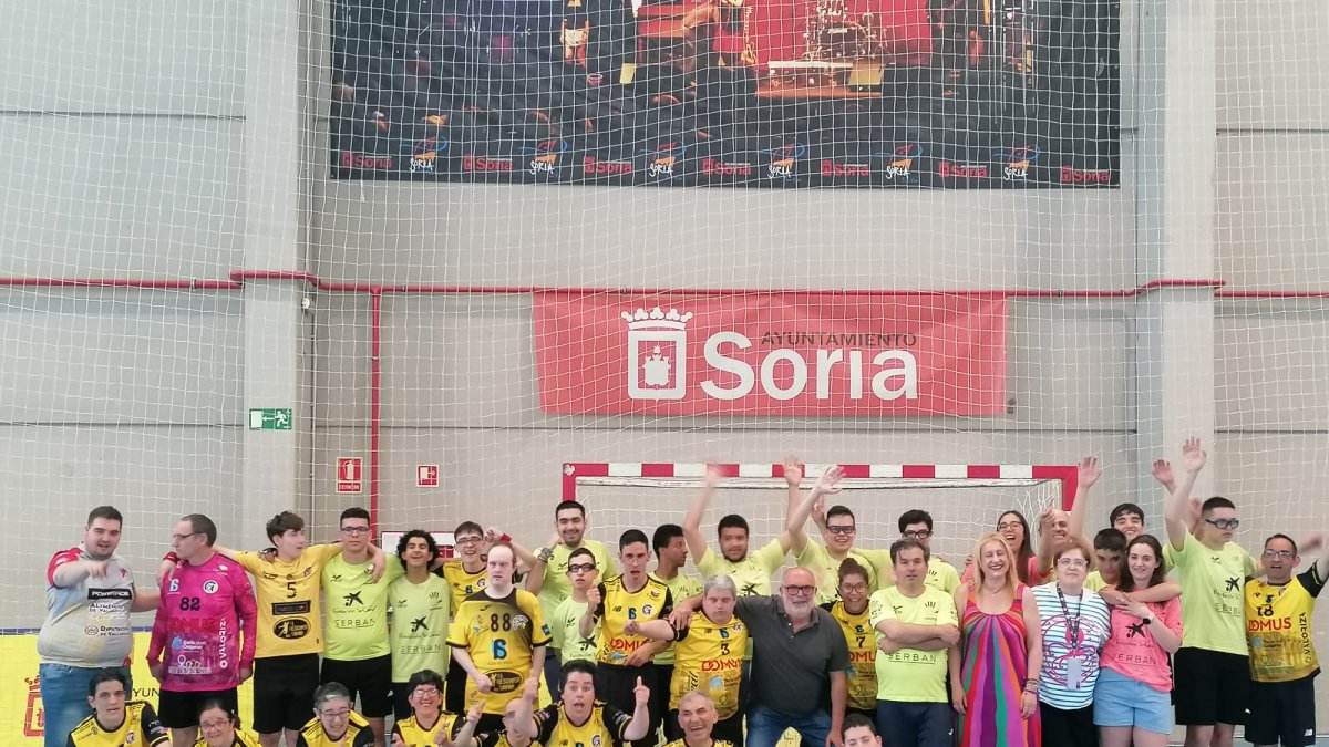 Foto de familia del acto inclusivo organizado por Balonmano Soria y Manoinclusión.
