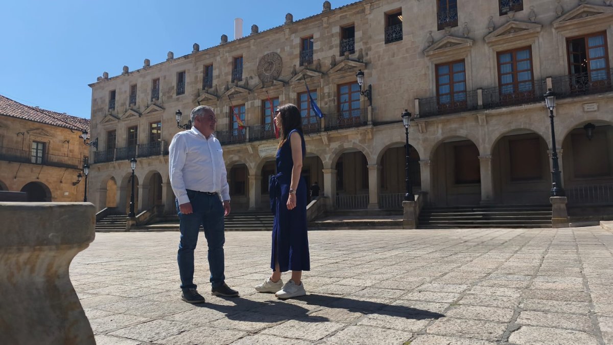 Belén Izquierdo y Damián Ferrero en la plaza Mayor.