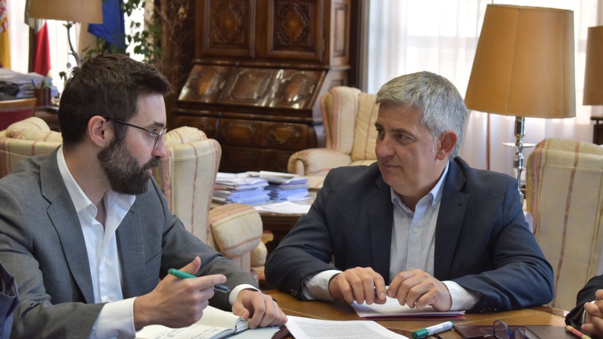 El secretario de Estado de Energía, Joan Groizard, con el alcalde de Soria, Javier Antón.