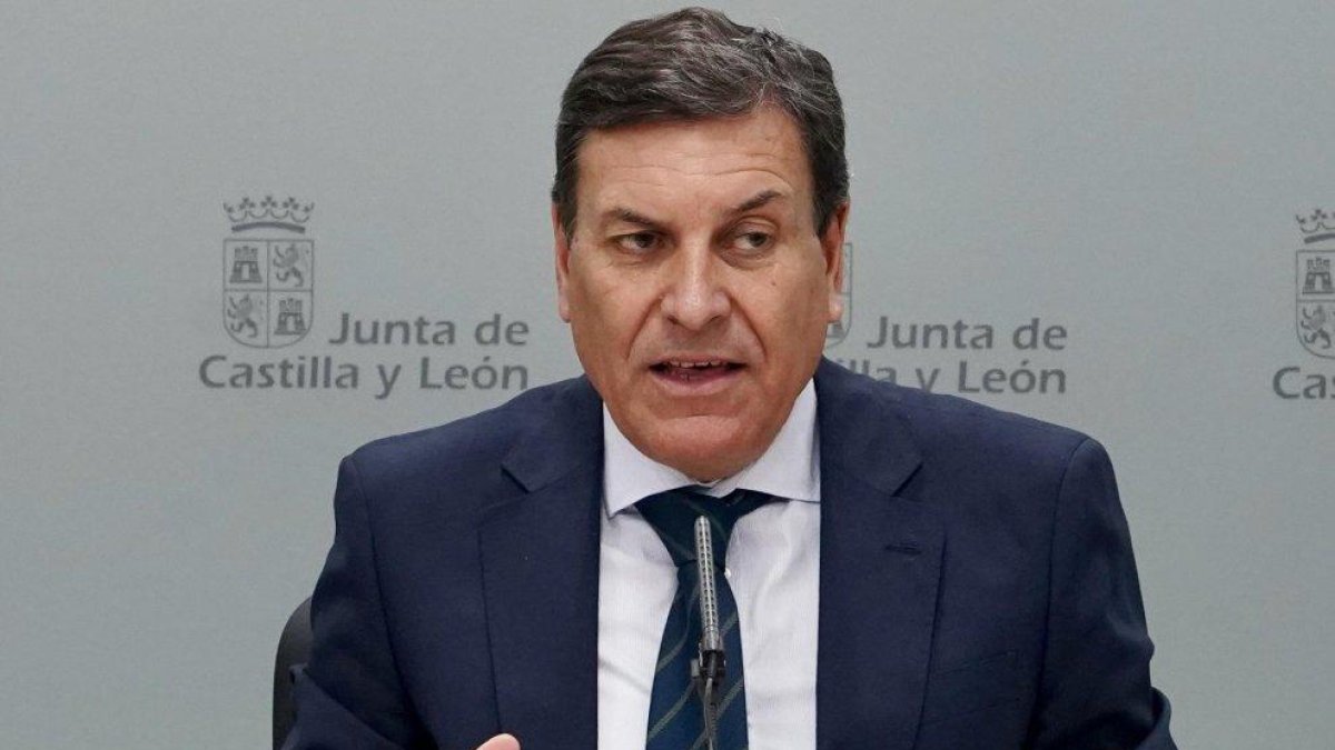 El consejero de Economía y Hacienda y portavoz, Carlos Fernández Carriedo, comparece en rueda de prensa posterior al Consejo de Gobierno.