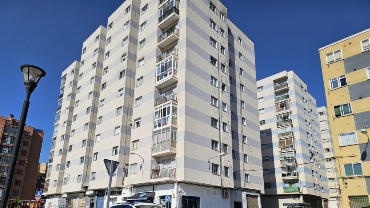Edificio donde se encontró el cuerpo sin vida de una mujer.
