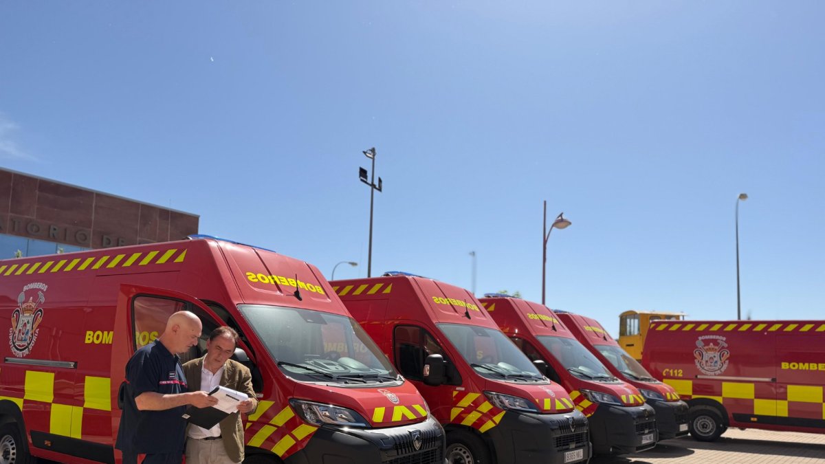 Benito Serrano ha visitado el Servicio de Bomberos para conocer los cinco nuevos vehículos.