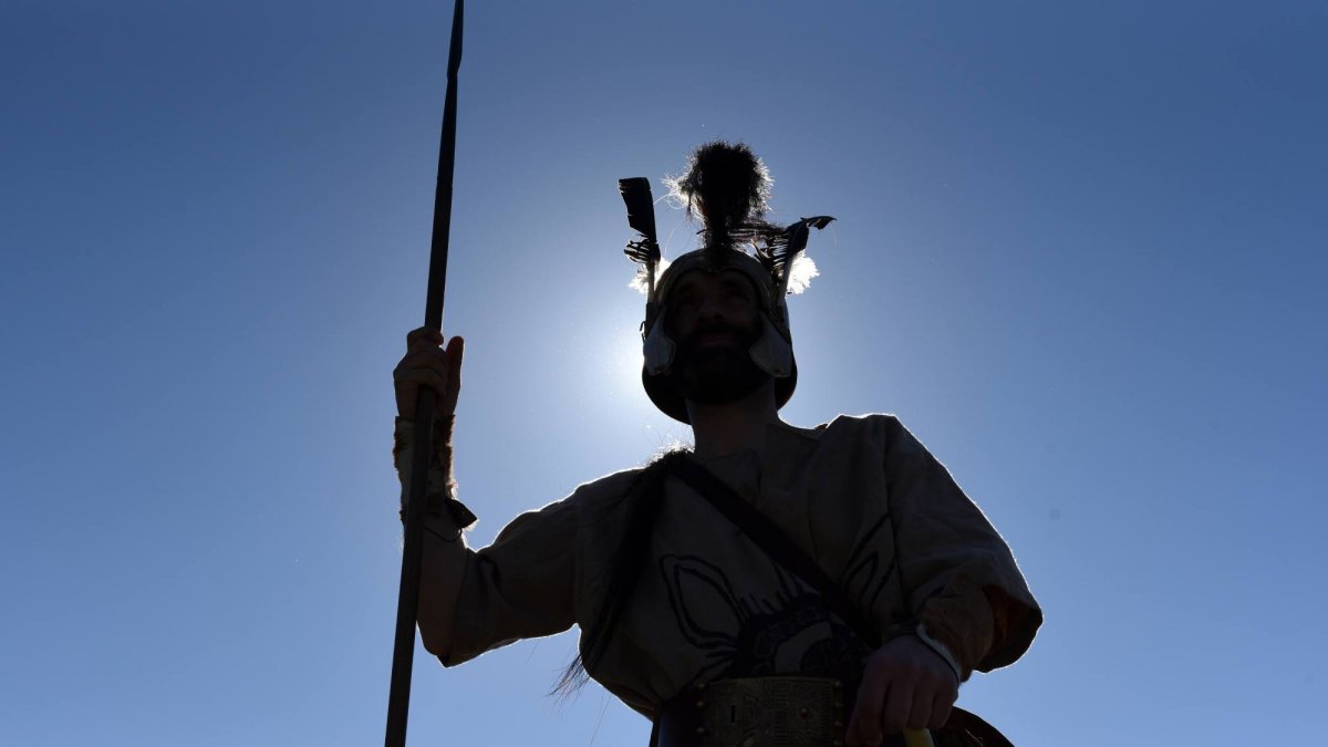 Un participante caracterizado como guerrero celtíbero durante una recreación histórica en el yacimiento de Numancia, en Garray (Soria), símbolo de la resistencia frente al Imperio romano