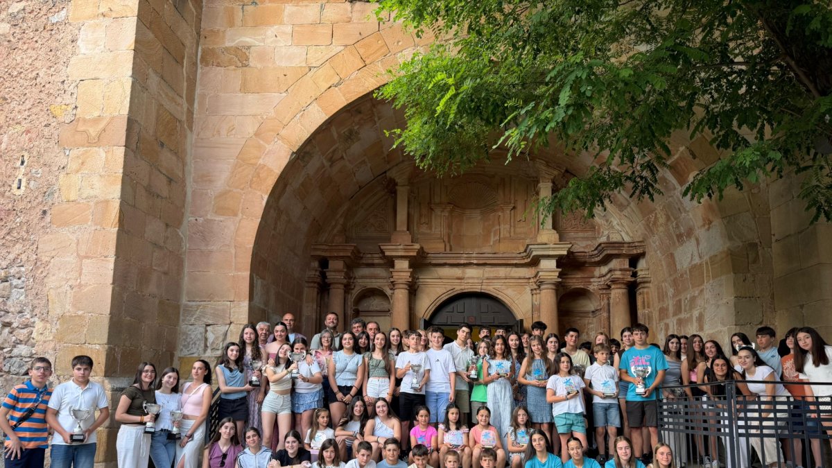 Foto de familia con los ganadores de los Juegos Escolares 2025-2026.