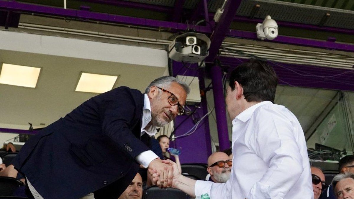 Carlos Pollán y Alfonso Fernández Mañueco se saludan ayer en el partido de rugby de España en el Zorrilla.