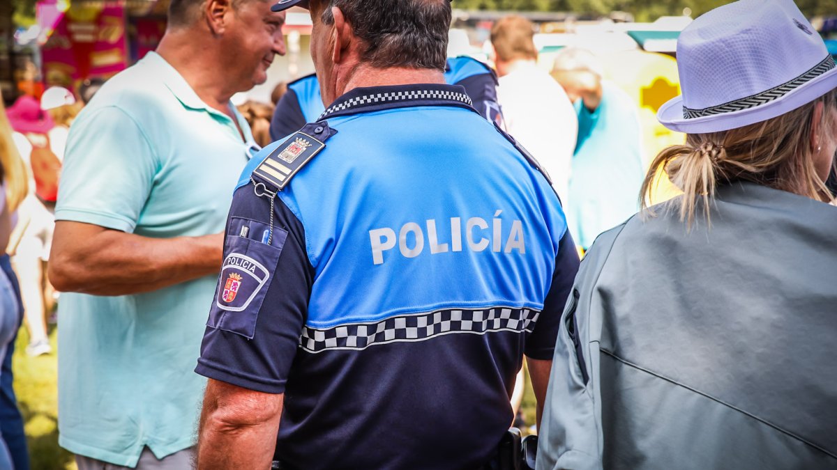 Un policía local en el Desencajonamiento.