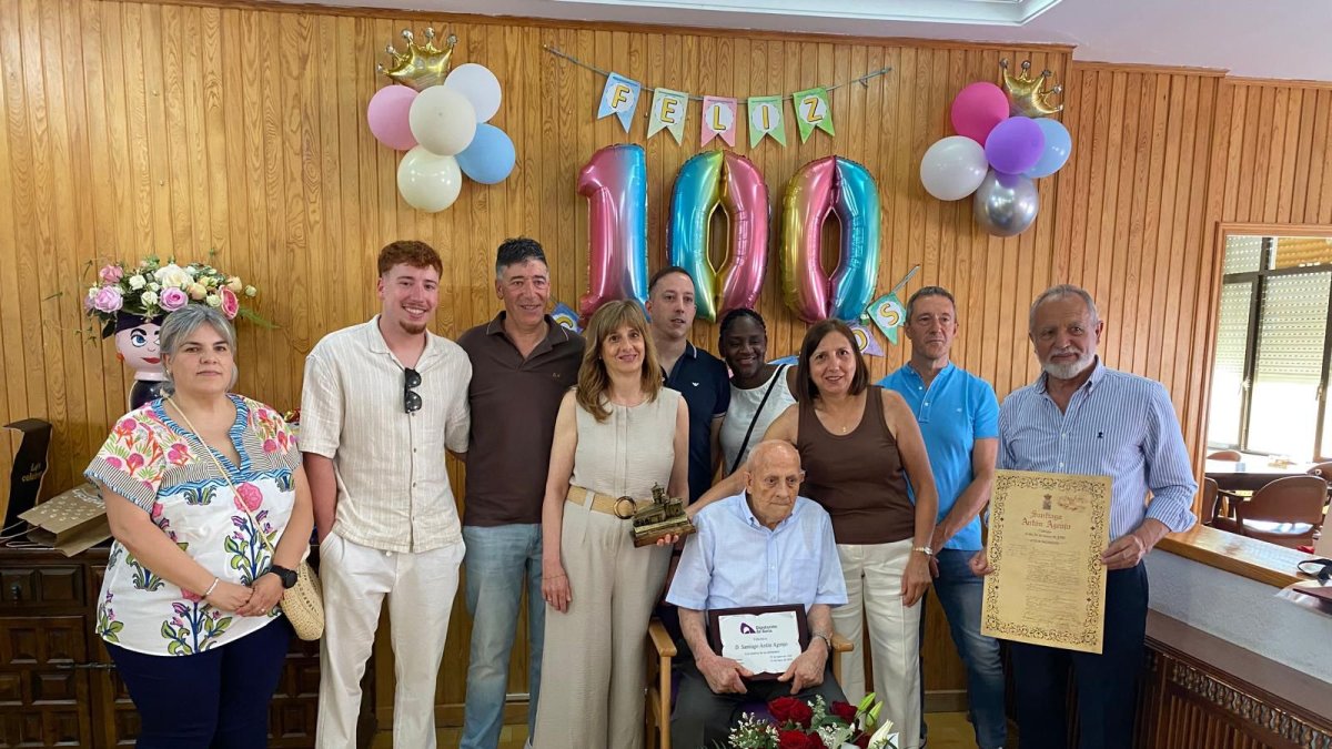 El homenajeado con familiares y autoridades en la residencia de Almazán.