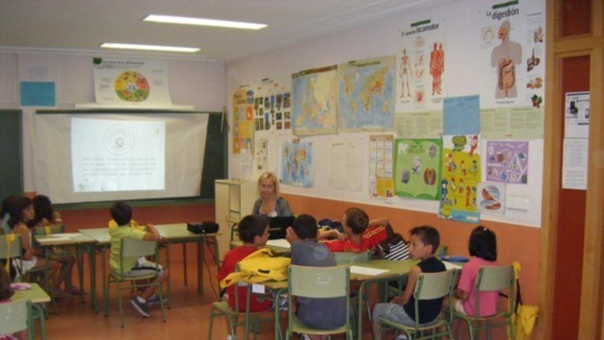 Maestro en un aula en una imagen de archivo.