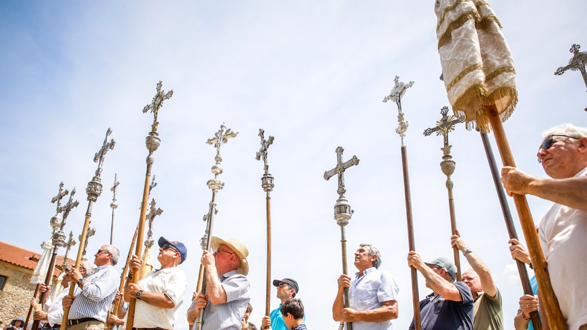 Fieles y pendones de más de 30 pueblos sorianos se reúnen en la ermita de Inodejo.