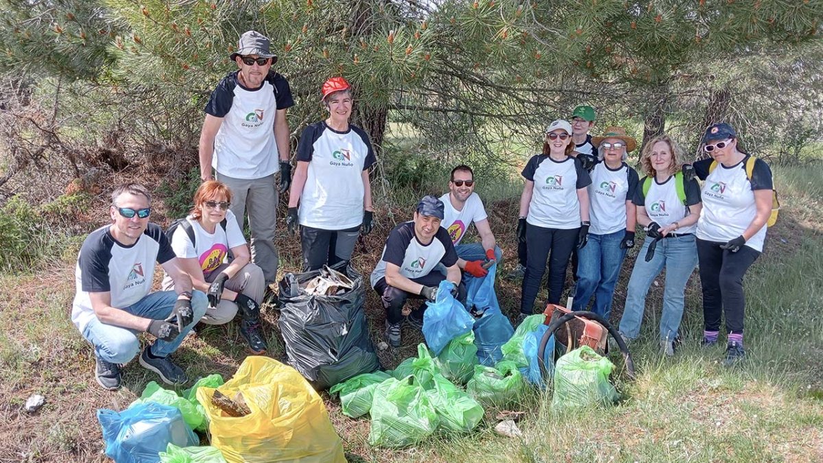 Restos de basura apilada por los voluntarios de la Asociación Gaya Nuño.