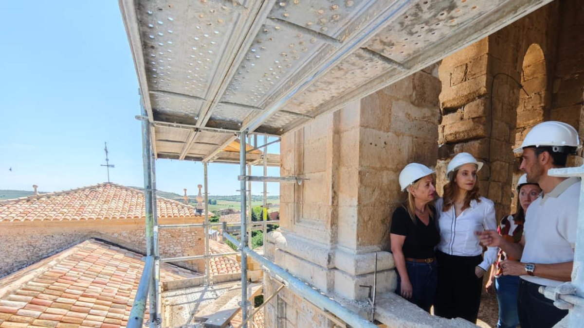 Autoridades en el interior de la torre.