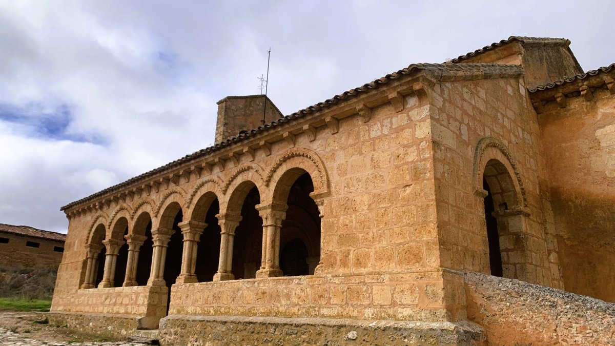 La galería porticada de la iglesia de San Martín fue desmontada y reconstruida piedra a piedra entre 1982 y 1983 tras haber permanecido cegada y utilizada como corral, según ArtMedieval.net.