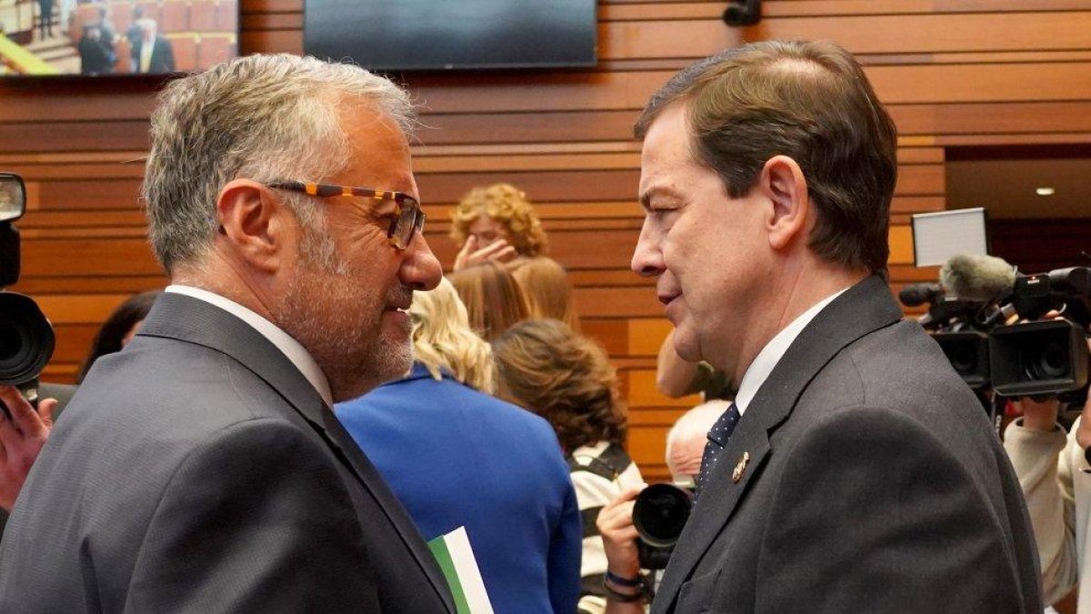 Pollán y Mañueco en la sesión constitutiva de las Cortes de Castilla y León, celebrada el 14 de abril.