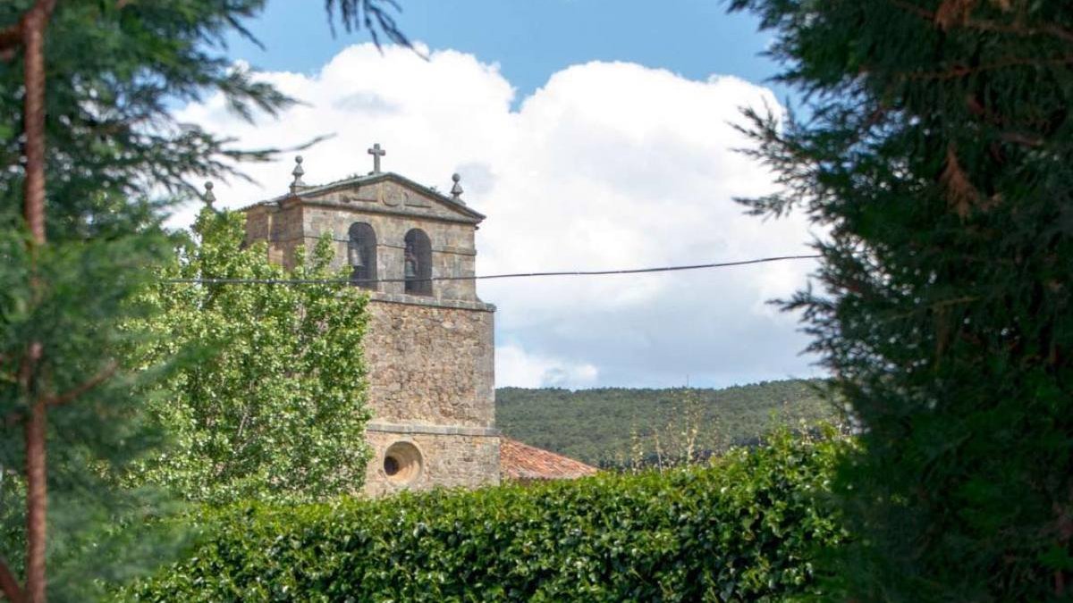 La silueta de Narros, entre vegetación y piedra, conserva el encanto histórico del entorno donde se ubica la Casa de la Media Naranja.