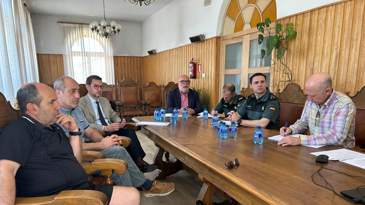 Reunión de coordinación de seguridad por la llegada a Covaleda de 2.000 niños dentro de un campamento de la iglesia Adventista.
