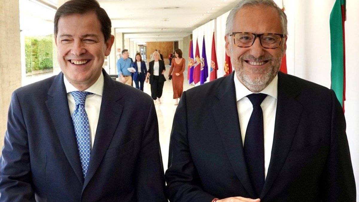 Alfonso Fernández Mañueco y Carlos Pollán, de vuelta del hall de las Cortes tras presentar el pacto de Gobierno.ICAL