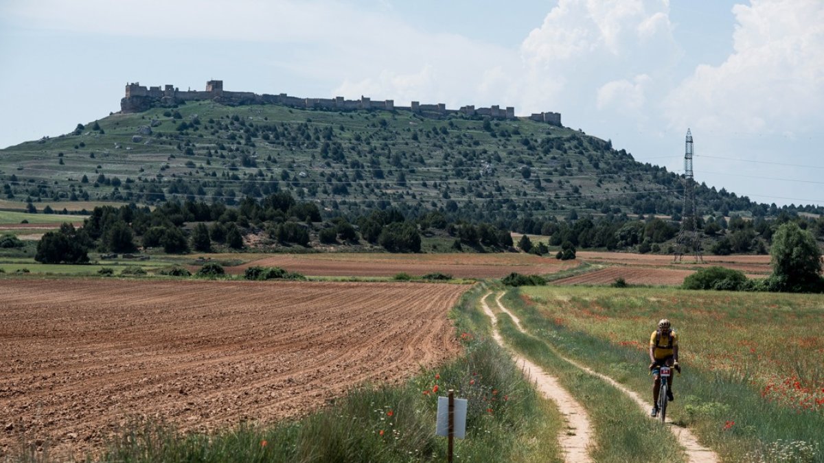 Imagen de uno de los trazados de Celtigravel con la fortaleza de Gormaz al fondo.