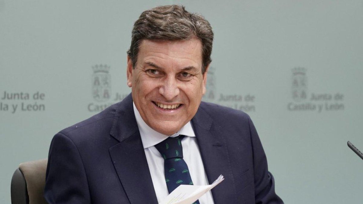 El consejero de Economía y Hacienda y portavoz, Carlos Fernández Carriedo, comparece en rueda de prensa posterior al Consejo de Gobierno.