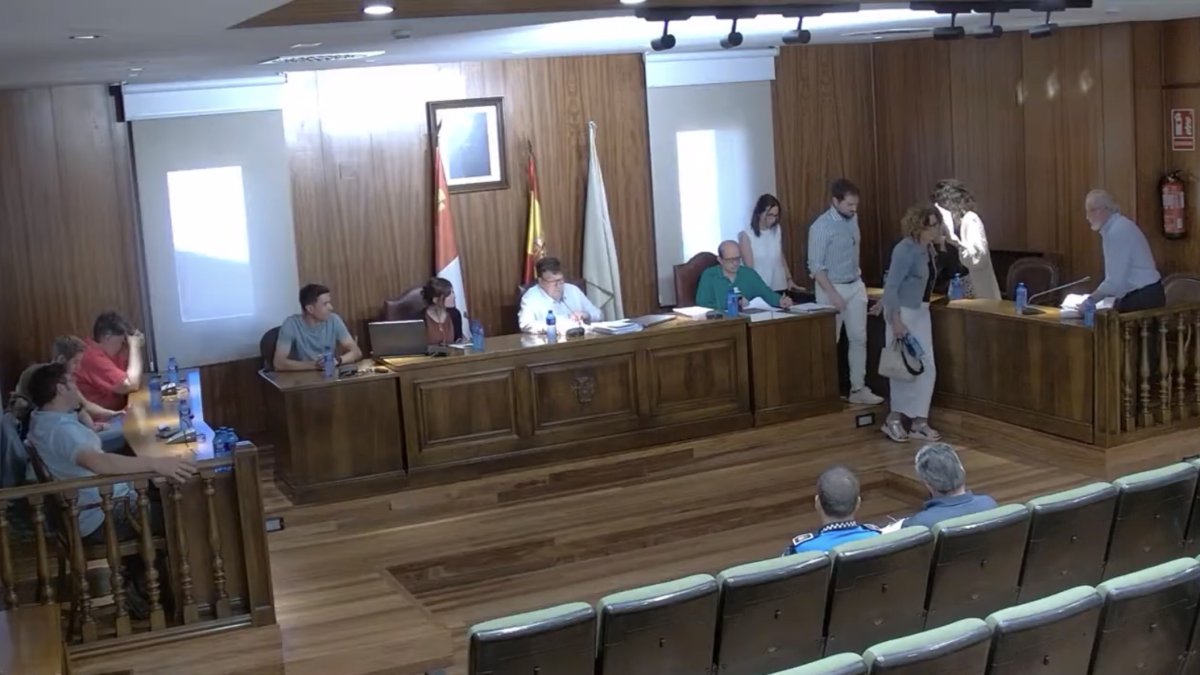 Momento en el que los concejales del PP de Almazán abandonan el pleno.