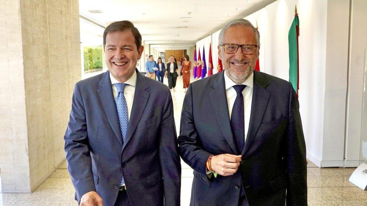 El presidente del Partido Popular de Castilla y León, Alfonso Fernández Mañueco, y el portavoz de Vox, Carlos Pollán.