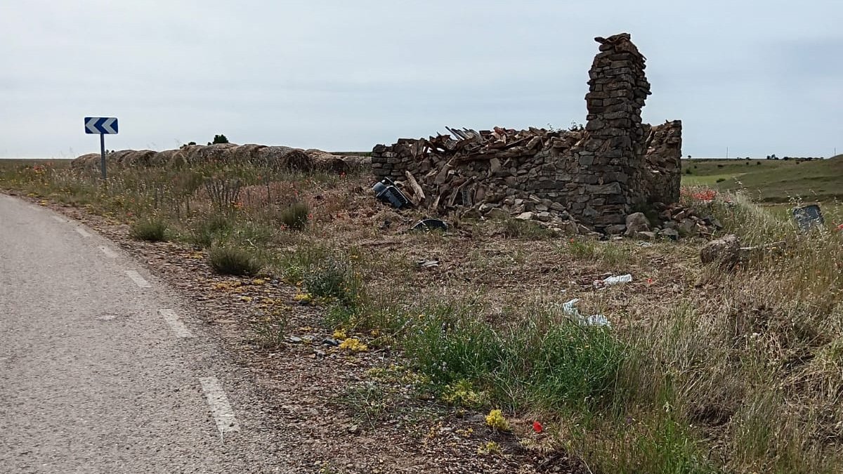 Lugar del accidente, en el que aún se apreciaban algunos restos del vehículo.