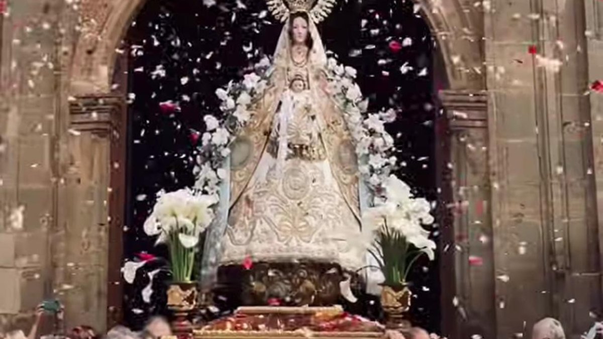 Momento de la salida de la Virgen de la Basílica de Agreda.
