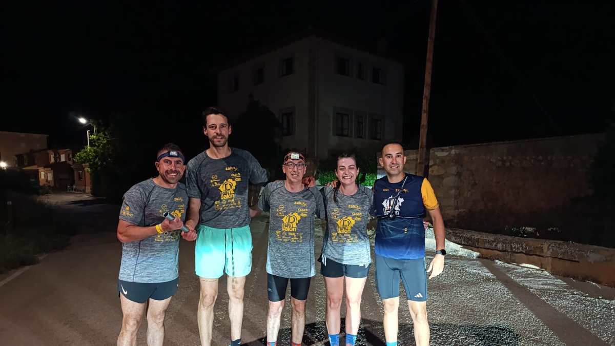 Varios participantes durante el segundo relevo nocturno.