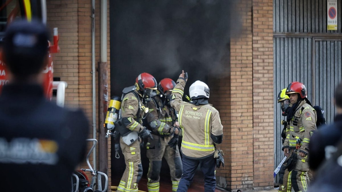 Los bomberos tratan de adentrarse en la zona afectada.