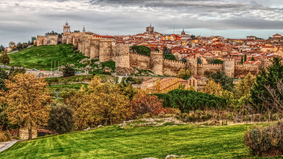 La ciudad de Ávila, una de las capitales de provincia más altas de España, destaca por su muralla medieval y su ubicación a más de 1.100 metros de altitud