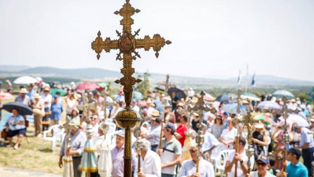 Decenas de fieles participan en la romería de la Virgen de Inodejo, una tradición soriana que reúne cada año a más de 30 pueblos alrededor del santuario.