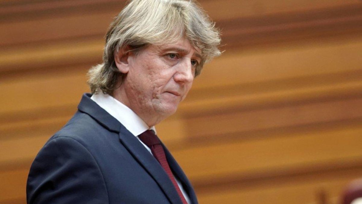 El portavoz del Grupo Parlamentario Socialista, Carlos Martínez, durante su intervención en el debate de investidura del candidato a la Presidencia de la Junta de Castilla y León.