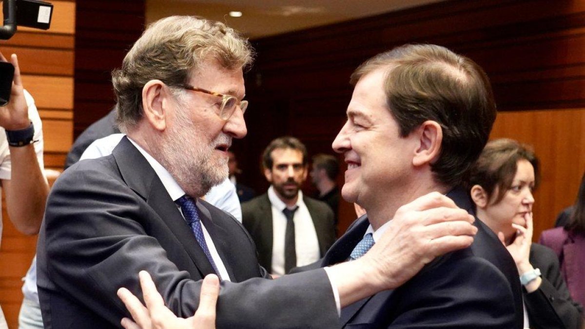 Mariano Rajoy felicita a Alfonso Fernández Mañueco tras la toma de posesión.