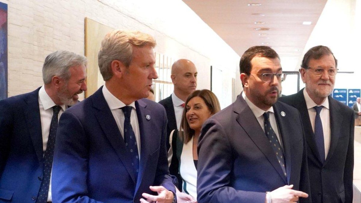 María José Sáenz de Buruaga (Cantabria), Jorge Azcón (Aragón), Alfonso Rueda (Galicia), Adrián Barbón (Asturias) y Mariano Rajoy, este jueves en la toma de posesión de Mañueco.