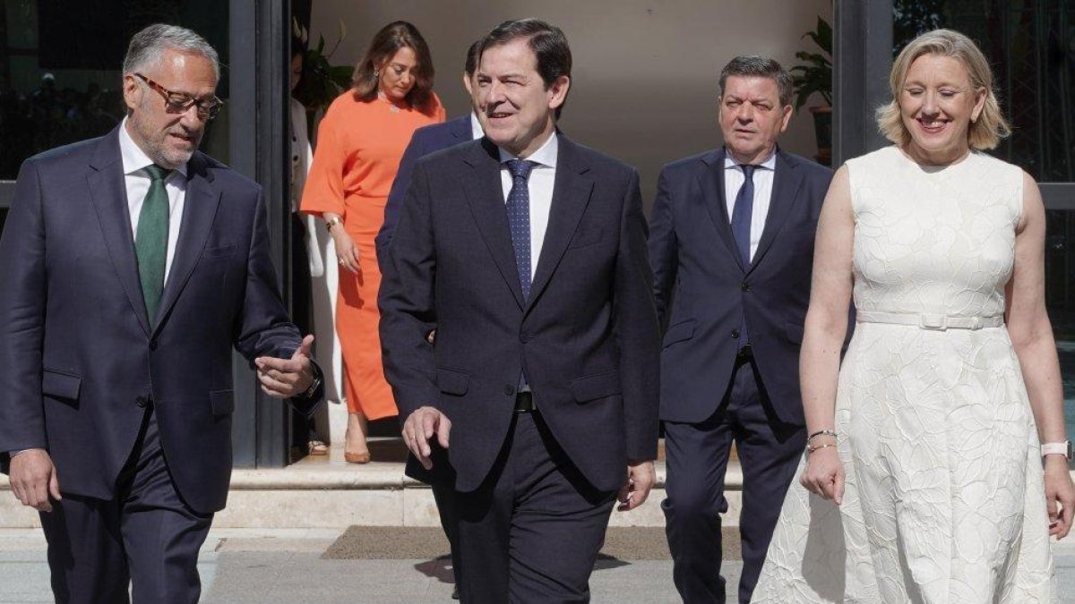 El presidente de la Junta, Alfonso Fernández Mañueco, junto a parte de su equipo de consejeros.