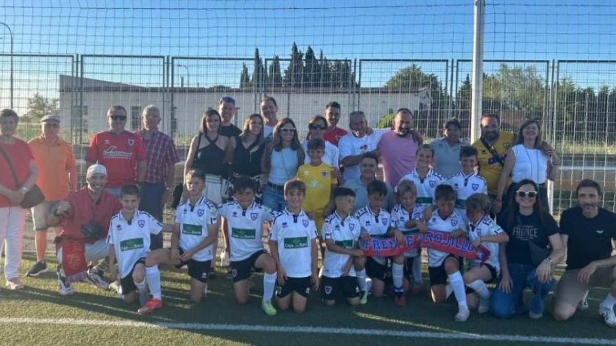 Los integrantes de la plantilla del benjamín A del Numancia junto a sus familiares.