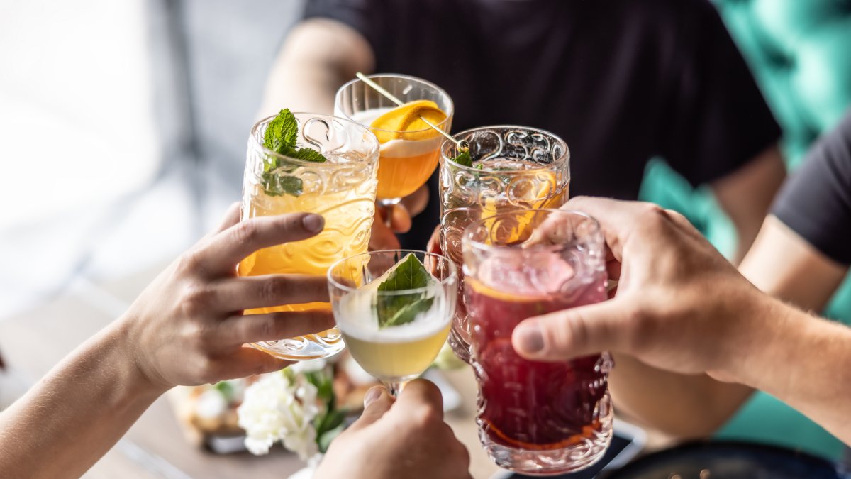 Un grupo de amigos disfruta de unas bebidas con hielo