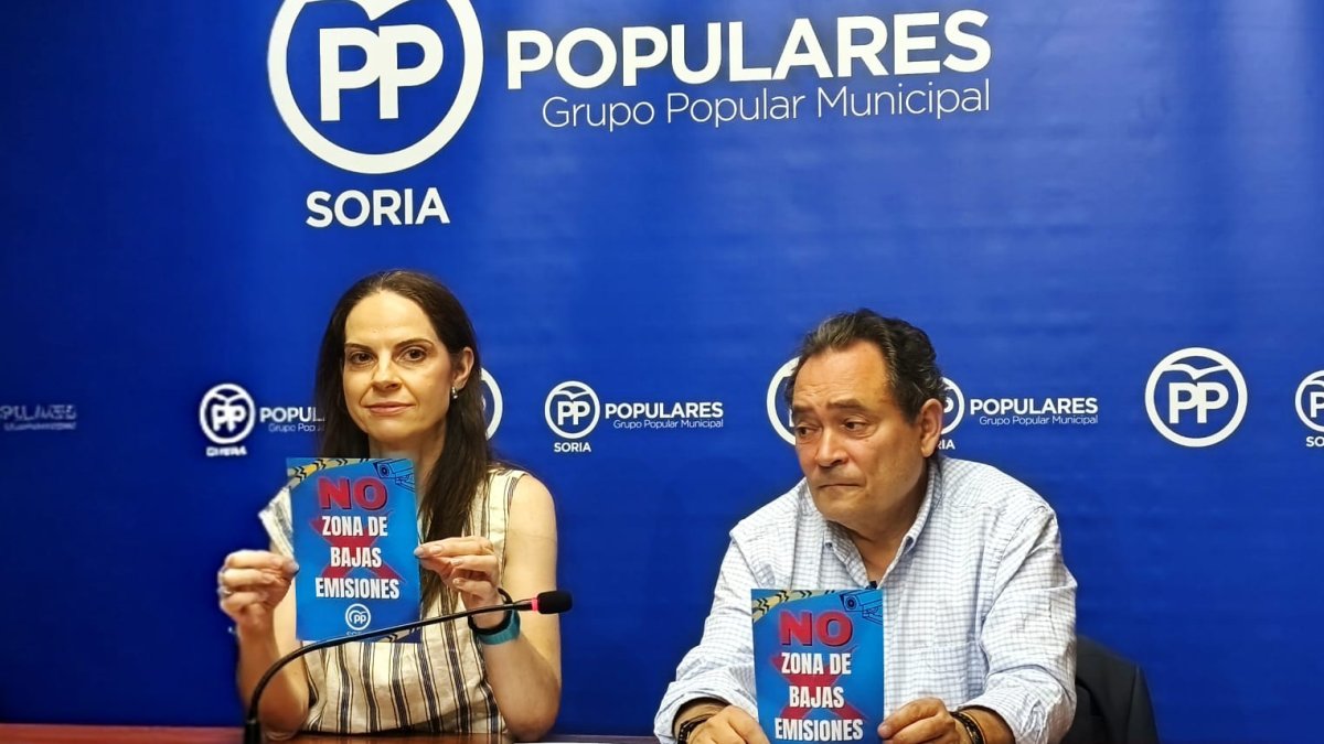 Belén Izquierdo y Saturnino de Gregorio con el folleto buzoneado a los vecinos que rechaza la ZBE.